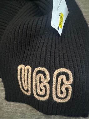UGG Black chunky Ribbed Knit scarf with tan Logo new with tags